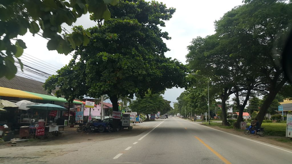 ภาพถนนตรงที่ บ้านสวนภูรจิต ตั้งอยู่ ถ่ายโดย jrcarlsen พ.ศ. 2559 (2016) · A street-level view of where บ้านสวนภูรจิต · Ban Suan Phun Chit stands, by jrcarlsen in 2559 (2016)