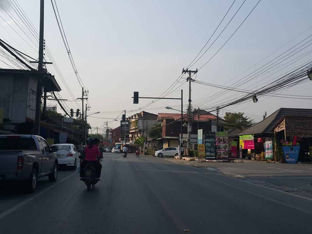 ภาพถนนตรงที่ ร้านเสริมสวยศิริพรรณ บ้านเหล่า - Hair & Beauty ตั้งอยู่ ถ่ายโดย jrcarlsen พ.ศ. 2558 (2015) · A street-level view of where ร้านเสริมสวยศิริพรรณ บ้านเหล่า - Hair & Beauty stands, by jrcarlsen in 2558 (2015)