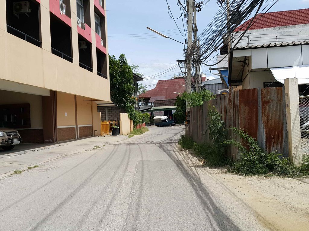 ภาพถนนตรงที่ Nateeplace ที่พักแห่งโปรโมชั่น ตั้งอยู่ ถ่ายโดย jrcarlsen พ.ศ. 2558 (2015) · A street-level view of where Nateeplace ที่พักแห่งโปรโมชั่น stands, by jrcarlsen in 2558 (2015)