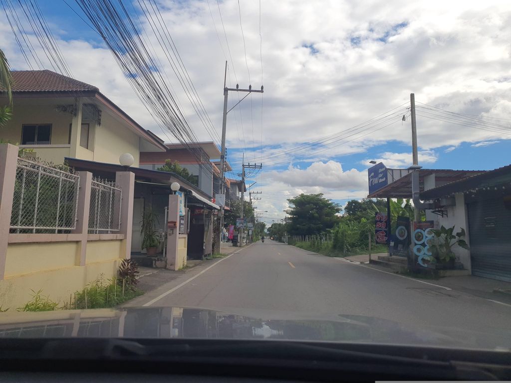 ภาพถนนตรงที่ กระเพรา 打抛店 ตั้งอยู่ ถ่ายโดย jrcarlsen พ.ศ. 2566 (2023) · A street-level view of where กระเพรา 打抛店 · Kraphrao 打抛店 stands, by jrcarlsen in 2566 (2023)