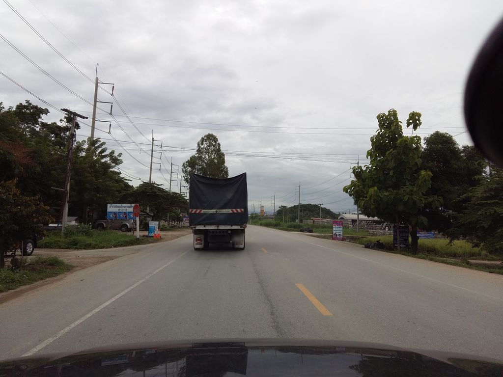ภาพถนนตรงที่ หมูจุ่มปี้ไม้ และหมูกระทะ ตั้งอยู่ ถ่ายโดย hantms พ.ศ. 2558 (2015) · A street-level view of where หมูจุ่มปี้ไม้ และหมูกระทะ · Muchum Pi Mai Laemukratha stands, by hantms in 2558 (2015)