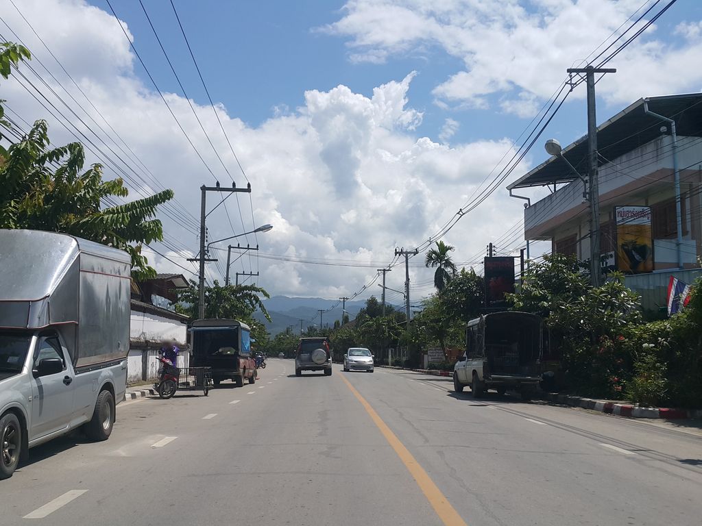 ภาพถนนตรงที่ วัดกลางเวียง ตั้งอยู่ ถ่ายโดย jrcarlsen พ.ศ. 2558 (2015) · A street-level view of where วัดกลางเวียง · Wat Klangwiang stands, by jrcarlsen in 2558 (2015)