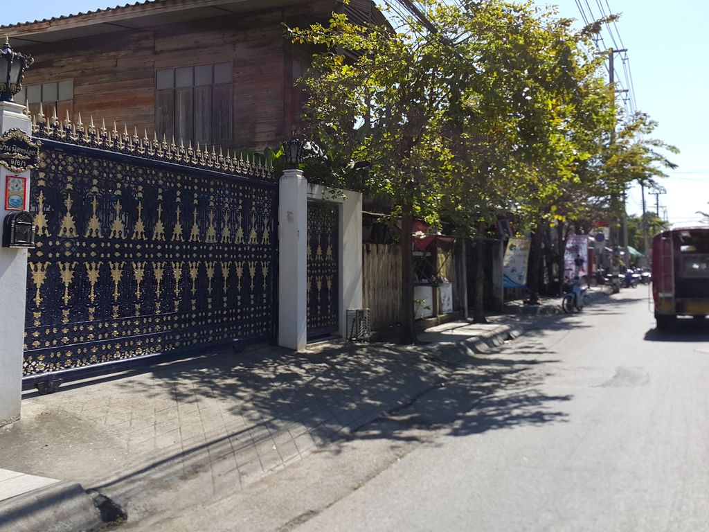 ภาพถนนตรงที่ ก๋วยเตี๋ยวกะปิ ตั้งอยู่ ถ่ายโดย jrcarlsen พ.ศ. 2558 (2015) · A street-level view of where ก๋วยเตี๋ยวกะปิ · Kuaitiao Kapi stands, by jrcarlsen in 2558 (2015)