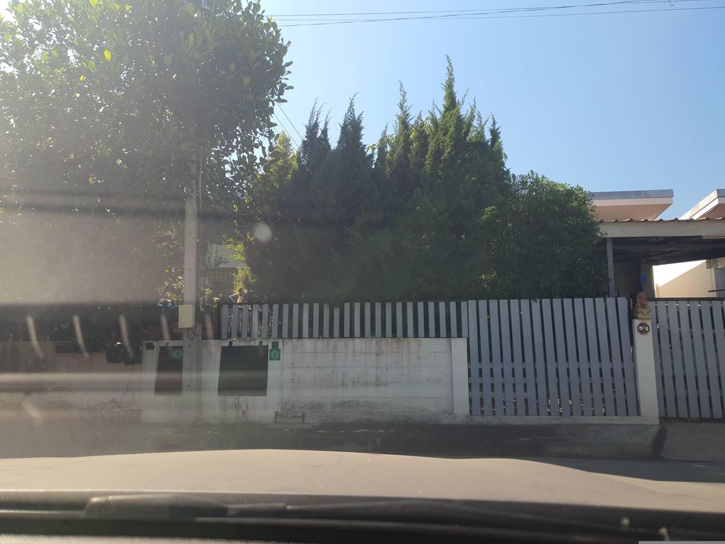 ภาพถนนตรงที่ BN.car care บีเอ็น คาร์แคร์ ตั้งอยู่ ถ่ายโดย jrcarlsen พ.ศ. 2566 (2023) · A street-level view of where BN.car care บีเอ็น คาร์แคร์ stands, by jrcarlsen in 2566 (2023)