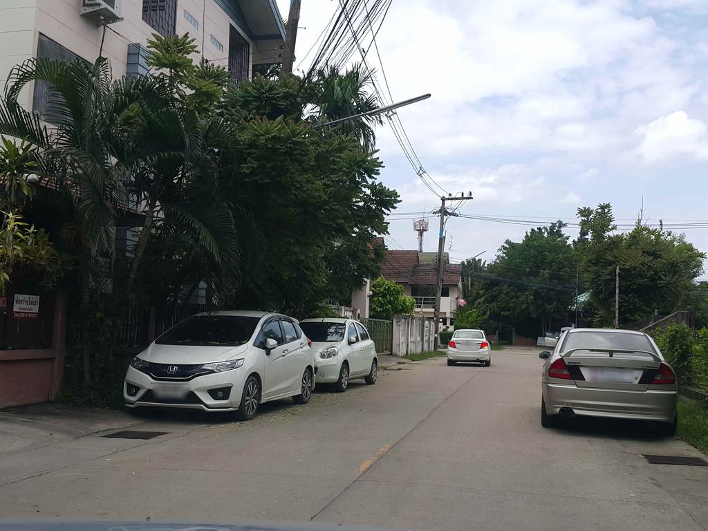 ภาพถนนตรงที่ 24 Auto Car Wash ตั้งอยู่ ถ่ายโดย jrcarlsen พ.ศ. 2558 (2015) · A street-level view of where 24 Auto Car Wash stands, by jrcarlsen in 2558 (2015)