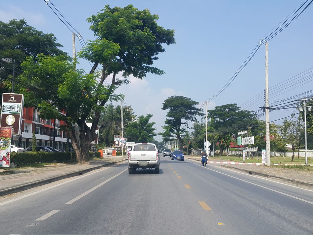 ภาพถนนตรงที่ น้ำเงี้ยวเจียงฮาย ตั้งอยู่ ถ่ายโดย jrcarlsen พ.ศ. 2558 (2015) · A street-level view of where น้ำเงี้ยวเจียงฮาย · Nam Ngiao Chianghai stands, by jrcarlsen in 2558 (2015)