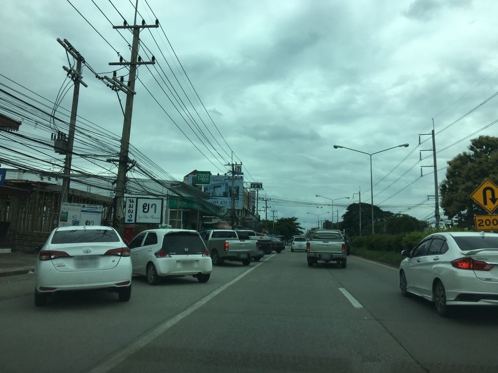 ภาพถนนตรงที่ Baan OuiTip บ้านอุ้ยติ๊บ ตั้งอยู่ ถ่ายโดย wapriz พ.ศ. 2561 (2018) · A street-level view of where Baan OuiTip บ้านอุ้ยติ๊บ stands, by wapriz in 2561 (2018)