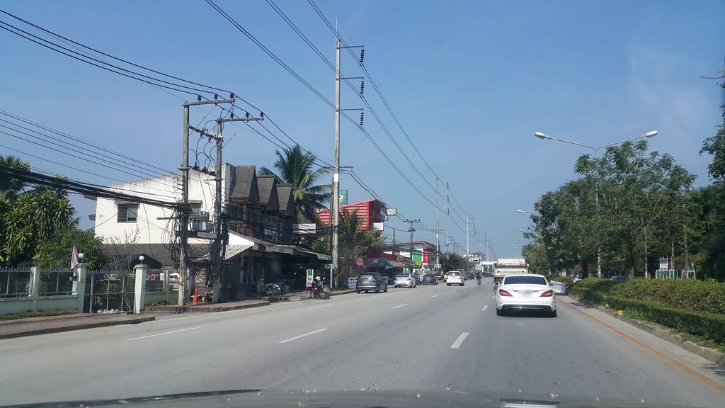 ภาพถนนตรงที่ เอ ที อีเลคทริค ตั้งอยู่ ถ่ายโดย jrcarlsen พ.ศ. 2562 (2019) · A street-level view of where เอ ที อีเลคทริค · A Thi Ileksik stands, by jrcarlsen in 2562 (2019)