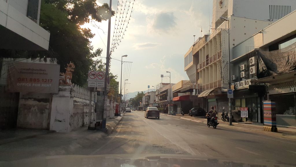 ภาพถนนตรงที่ Chiangmai Carrent ตั้งอยู่ ถ่ายโดย jrcarlsen พ.ศ. 2564 (2021) · A street-level view of where Chiangmai Carrent stands, by jrcarlsen in 2564 (2021)