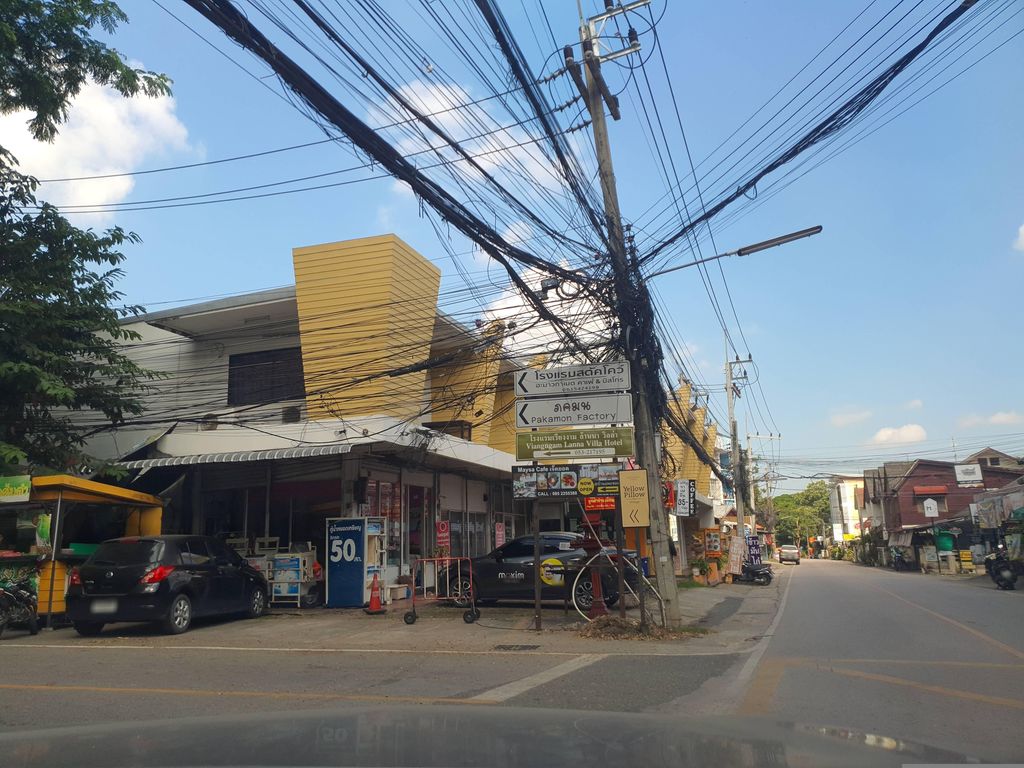 ภาพถนนตรงที่ Chubboy Coffee - ชับบอยคอฟฟี่ ตั้งอยู่ ถ่ายโดย jrcarlsen พ.ศ. 2566 (2023) · A street-level view of where Chubboy Coffee - ชับบอยคอฟฟี่ stands, by jrcarlsen in 2566 (2023)