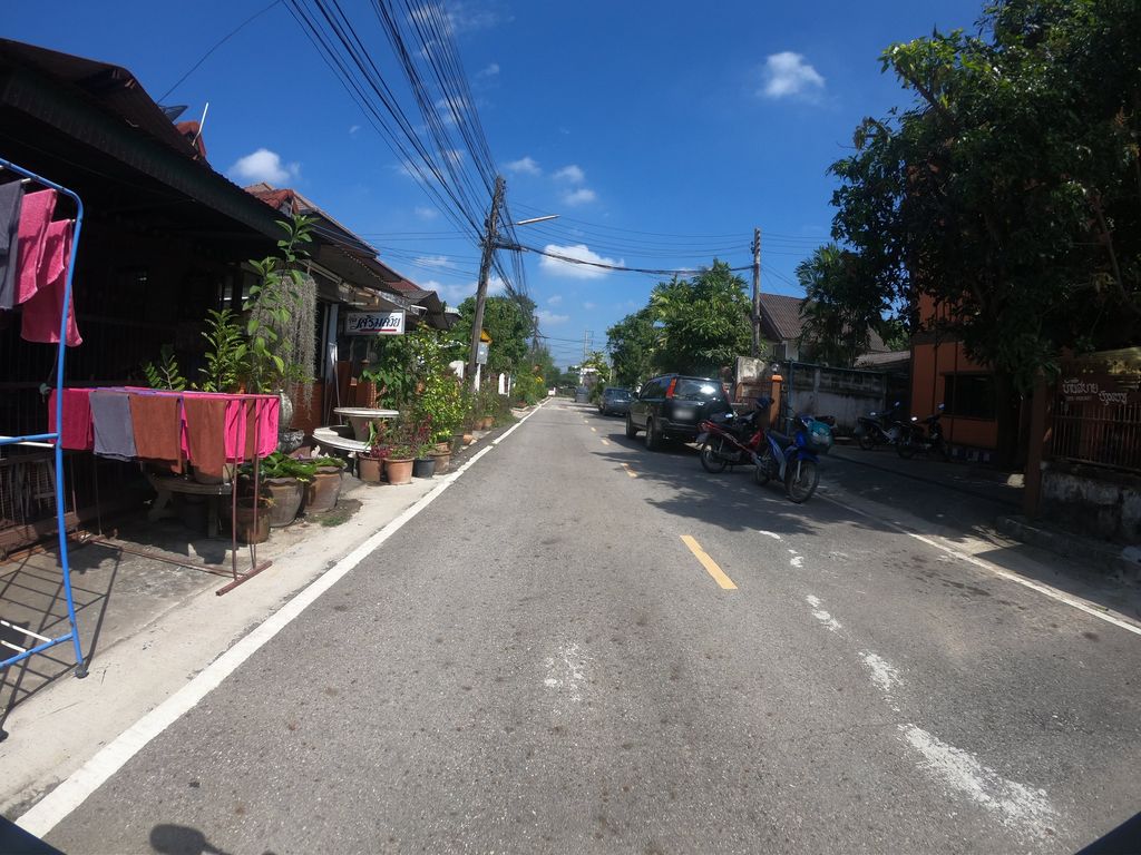 ภาพถนนตรงที่ หอพักบ้านสบาย ตั้งอยู่ ถ่ายโดย chanuwath_grab พ.ศ. 2562 (2019) · A street-level view of where หอพักบ้านสบาย · Ban Sabai Dormitory stands, by chanuwath_grab in 2562 (2019)
