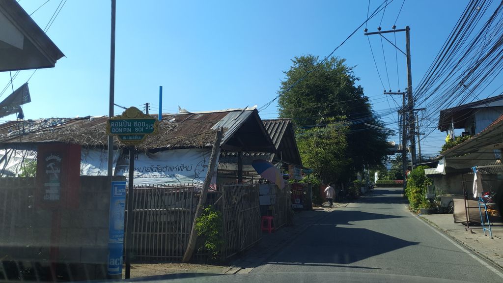 ภาพถนนตรงที่ Chiangmai MN Accounting ตั้งอยู่ ถ่ายโดย jrcarlsen พ.ศ. 2562 (2019) · A street-level view of where Chiangmai MN Accounting stands, by jrcarlsen in 2562 (2019)