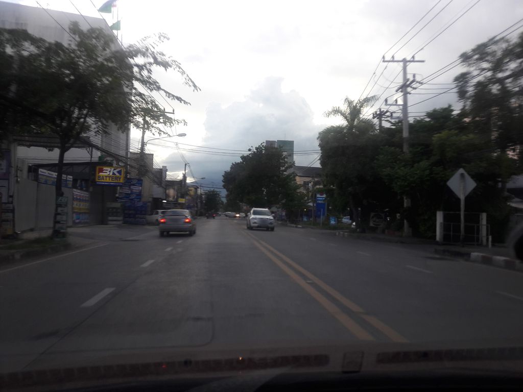 ภาพถนนตรงที่ ชัย เลนช์กระจกมองข้าง ตั้งอยู่ ถ่ายโดย ratchaphat พ.ศ. 2561 (2018) · A street-level view of where ชัย เลนช์กระจกมองข้าง · Chai Len Krachok Mong Khang stands, by ratchaphat in 2561 (2018)