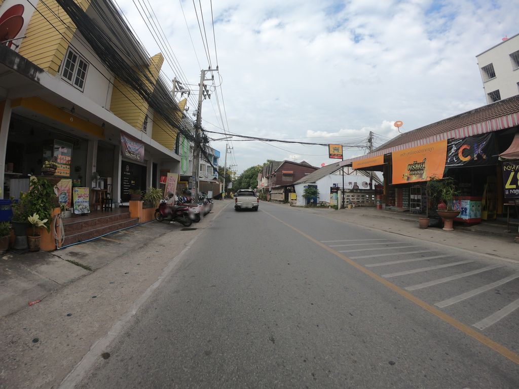 ภาพถนนตรงที่ เย็นตาโฟเฮียต๋อย ตั้งอยู่ ถ่ายโดย chanuwath_grab พ.ศ. 2562 (2019) · A street-level view of where เย็นตาโฟเฮียต๋อย · Yentafo Hia Toi stands, by chanuwath_grab in 2562 (2019)