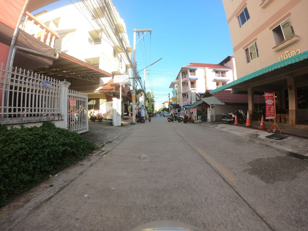 ภาพถนนตรงที่ หอพักปนิดา ตั้งอยู่ ถ่ายโดย chanuwath_grab พ.ศ. 2562 (2019) · A street-level view of where หอพักปนิดา · Pa Nida Dormitory stands, by chanuwath_grab in 2562 (2019)