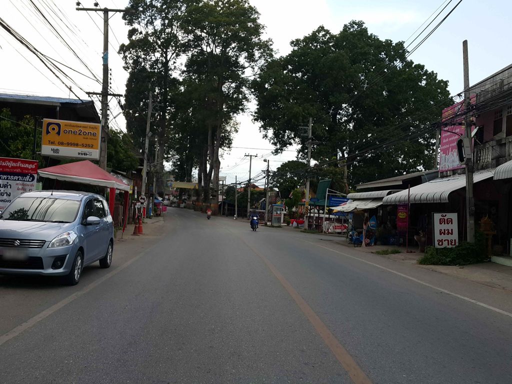 ภาพถนนตรงที่ ใบเตย นวดแผนไทย สารภี เชียงใหม่ ตั้งอยู่ ถ่ายโดย jrcarlsen พ.ศ. 2558 (2015) · A street-level view of where ใบเตย นวดแผนไทย สารภี เชียงใหม่ · Baitoei Nuatphaenthai Saraphi Chiang Mai stands, by jrcarlsen in 2558 (2015)