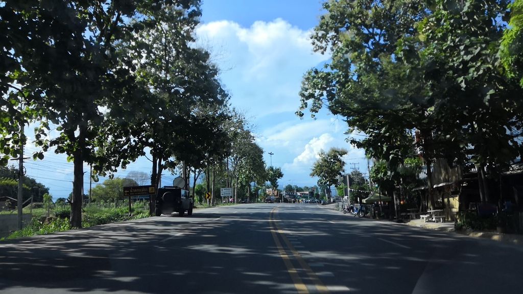 ภาพถนนตรงที่ Sawasdee Cafe ตั้งอยู่ ถ่ายโดย charlesano พ.ศ. 2561 (2018) · A street-level view of where Sawasdee Cafe stands, by charlesano in 2561 (2018)
