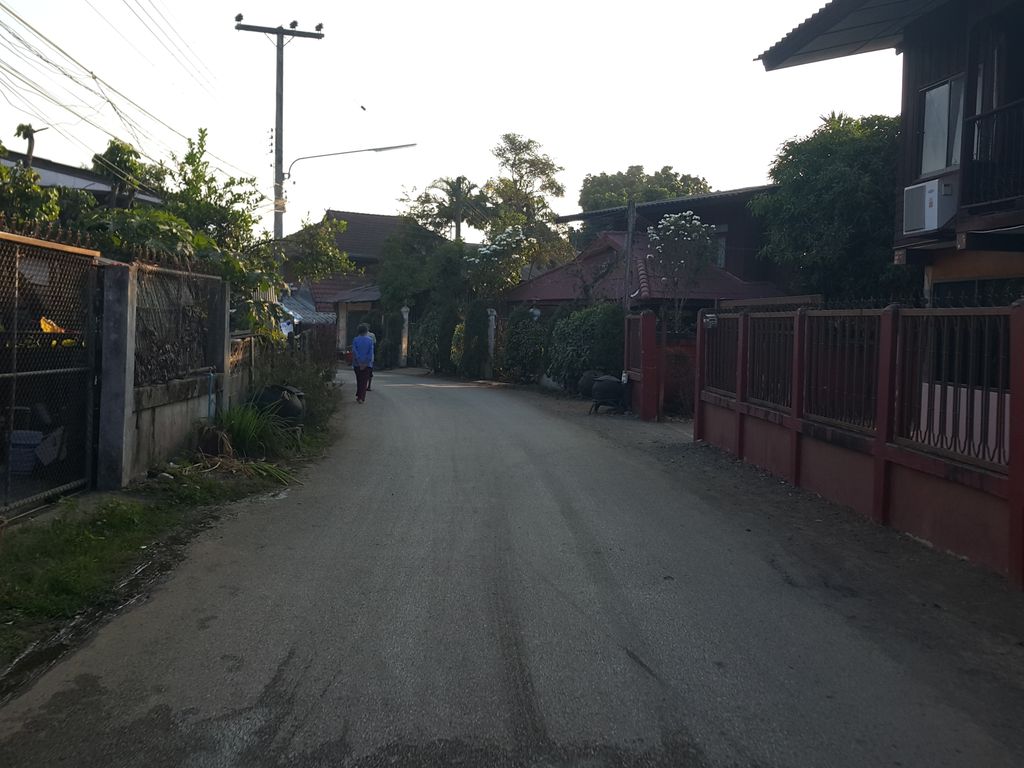 ภาพถนนตรงที่ ออนกลางการค้า ตั้งอยู่ ถ่ายโดย jrcarlsen พ.ศ. 2558 (2015) · A street-level view of where ออนกลางการค้า · Onklang Kankha stands, by jrcarlsen in 2558 (2015)