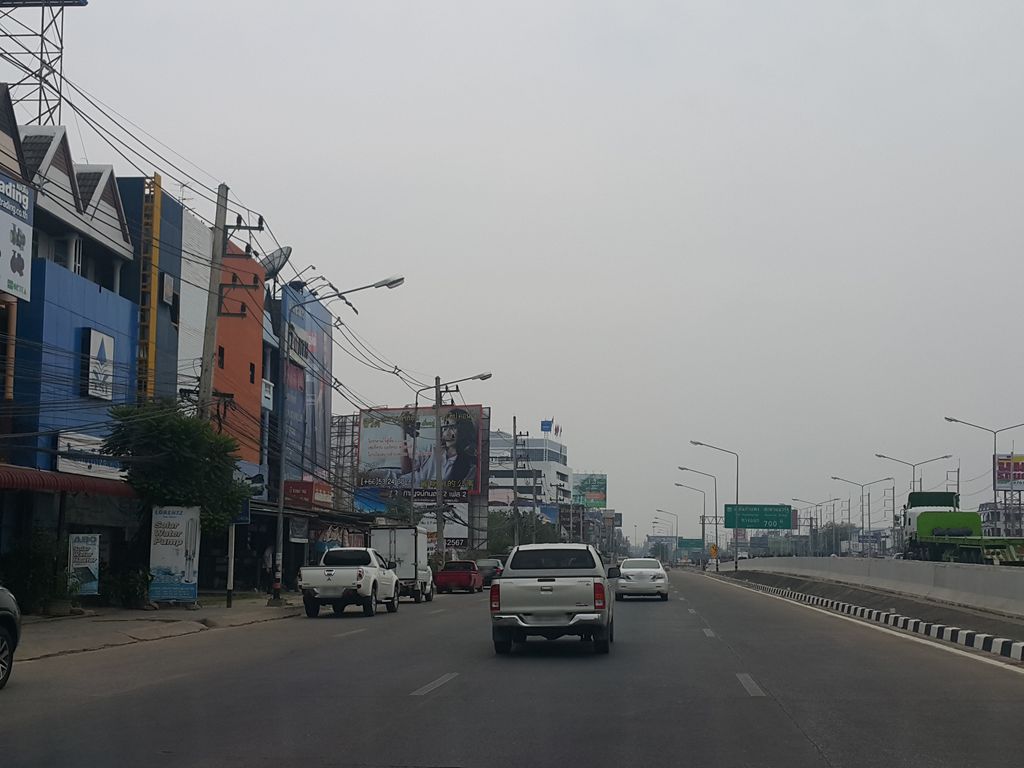 ภาพถนนตรงที่ Supalai Monte Chaing Mai ตั้งอยู่ ถ่ายโดย jrcarlsen พ.ศ. 2559 (2016) · A street-level view of where Supalai Monte Chaing Mai stands, by jrcarlsen in 2559 (2016)