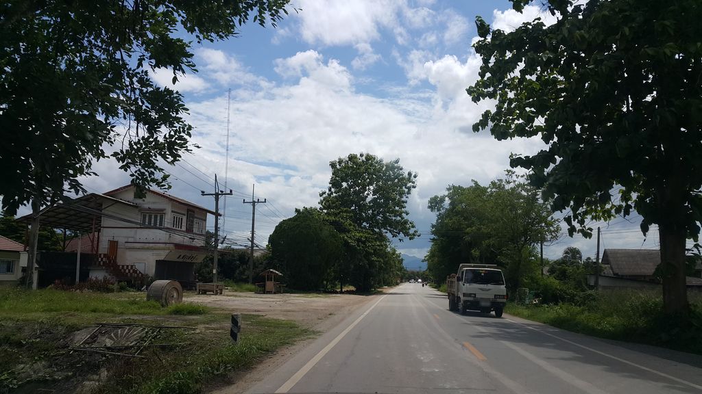 ภาพถนนตรงที่ เจริญชีวา ตั้งอยู่ ถ่ายโดย jrcarlsen พ.ศ. 2560 (2017) · A street-level view of where เจริญชีวา · Charoen Chiwa stands, by jrcarlsen in 2560 (2017)
