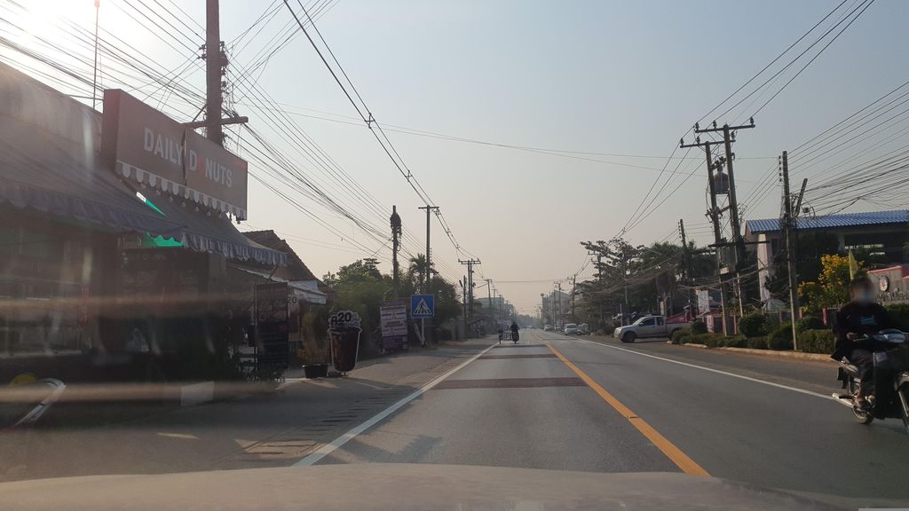 ภาพถนนตรงที่ บ้านข้าวมันไก่ สาขา2 ลำพูน ตั้งอยู่ ถ่ายโดย jrcarlsen พ.ศ. 2566 (2023) · A street-level view of where บ้านข้าวมันไก่ สาขา2 ลำพูน · Ban Khao Man Kai Sakha2 Lamphun stands, by jrcarlsen in 2566 (2023)