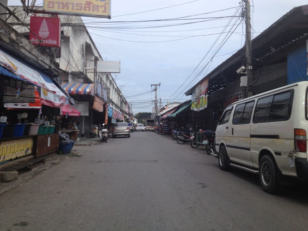ภาพถนนตรงที่ อากังเบเกอร์มาร์ท ตั้งอยู่ ถ่ายโดย jimwatana พ.ศ. 2558 (2015) · A street-level view of where อากังเบเกอร์มาร์ท · A Kang Bekoemat stands, by jimwatana in 2558 (2015)