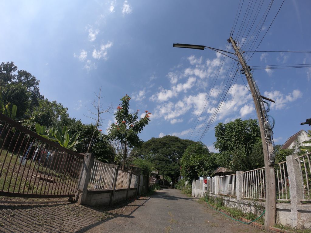 ภาพถนนตรงที่ โรงแรม แทนเจอรีนวิลล์ ตั้งอยู่ ถ่ายโดย chanuwath_grab พ.ศ. 2562 (2019) · A street-level view of where โรงแรม แทนเจอรีนวิลล์ · Thaen Choe Rin Ville Hotel stands, by chanuwath_grab in 2562 (2019)