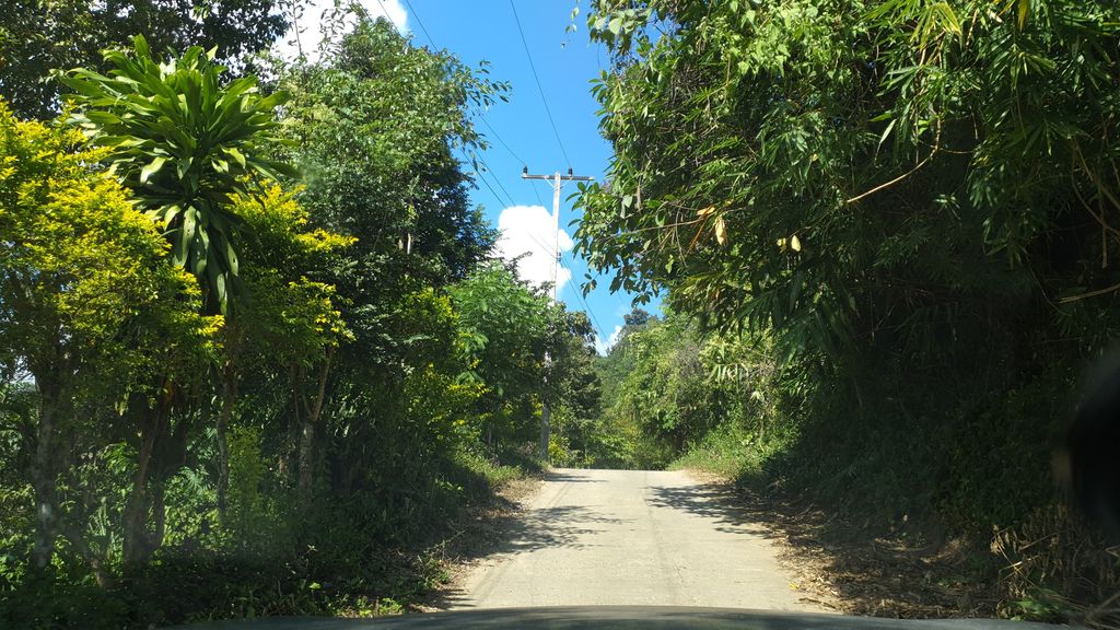 ภาพถนนตรงที่ Baan Anatta Farm Hill Resort ตั้งอยู่ ถ่ายโดย jrcarlsen พ.ศ. 2562 (2019) · A street-level view of where Baan Anatta Farm Hill Resort stands, by jrcarlsen in 2562 (2019)
