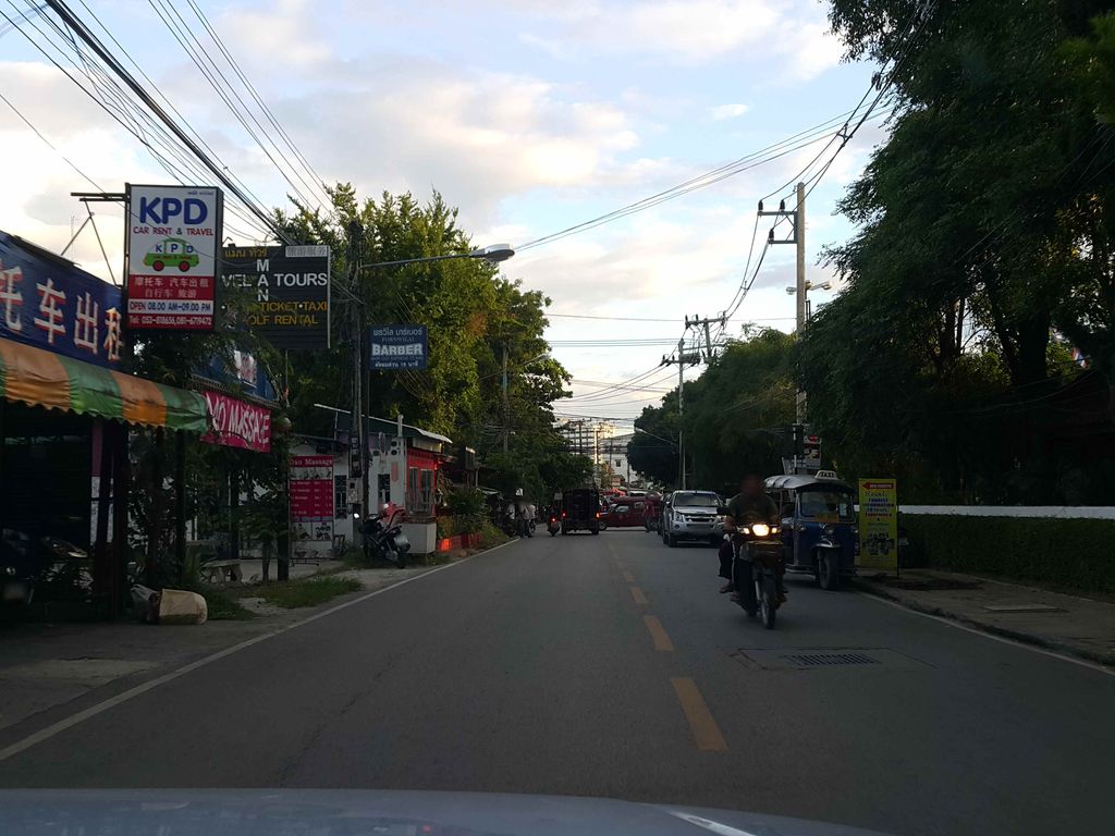ภาพถนนตรงที่ Chiangmai Happy tour - Thailand ตั้งอยู่ ถ่ายโดย jrcarlsen พ.ศ. 2558 (2015) · A street-level view of where Chiangmai Happy tour - Thailand stands, by jrcarlsen in 2558 (2015)