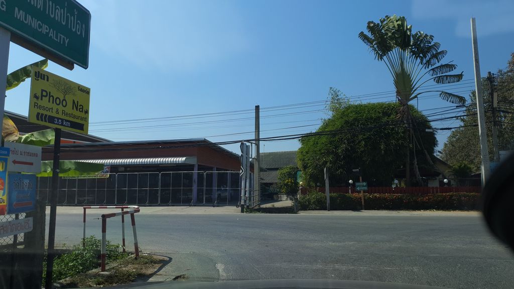 ภาพถนนตรงที่ ลาบดวงดี ตั้งอยู่ ถ่ายโดย jrcarlsen พ.ศ. 2563 (2020) · A street-level view of where ลาบดวงดี · Lapduangdi stands, by jrcarlsen in 2563 (2020)