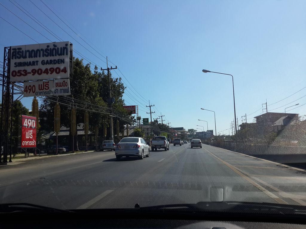 ภาพถนนตรงที่ ร้านฟิวส์ออโต้แอร์ ตั้งอยู่ ถ่ายโดย mishari พ.ศ. 2557 (2014) · A street-level view of where ร้านฟิวส์ออโต้แอร์ · Ran Fio Auto Air stands, by mishari in 2557 (2014)