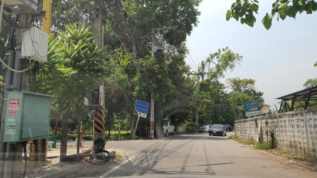 ภาพถนนตรงที่ สนามบอลหญ้าเทียม Praykaew FC. ตั้งอยู่ ถ่ายโดย jrcarlsen พ.ศ. 2565 (2022) · A street-level view of where สนามบอลหญ้าเทียม Praykaew FC. stands, by jrcarlsen in 2565 (2022)