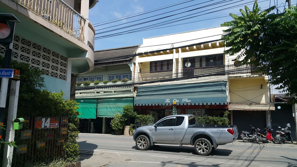 ภาพถนนตรงที่ ส้มตำเมืองอุบลฯ ตั้งอยู่ ถ่ายโดย jrcarlsen พ.ศ. 2559 (2016) · A street-level view of where ส้มตำเมืองอุบลฯ · Som Tam Mueang Up La stands, by jrcarlsen in 2559 (2016)