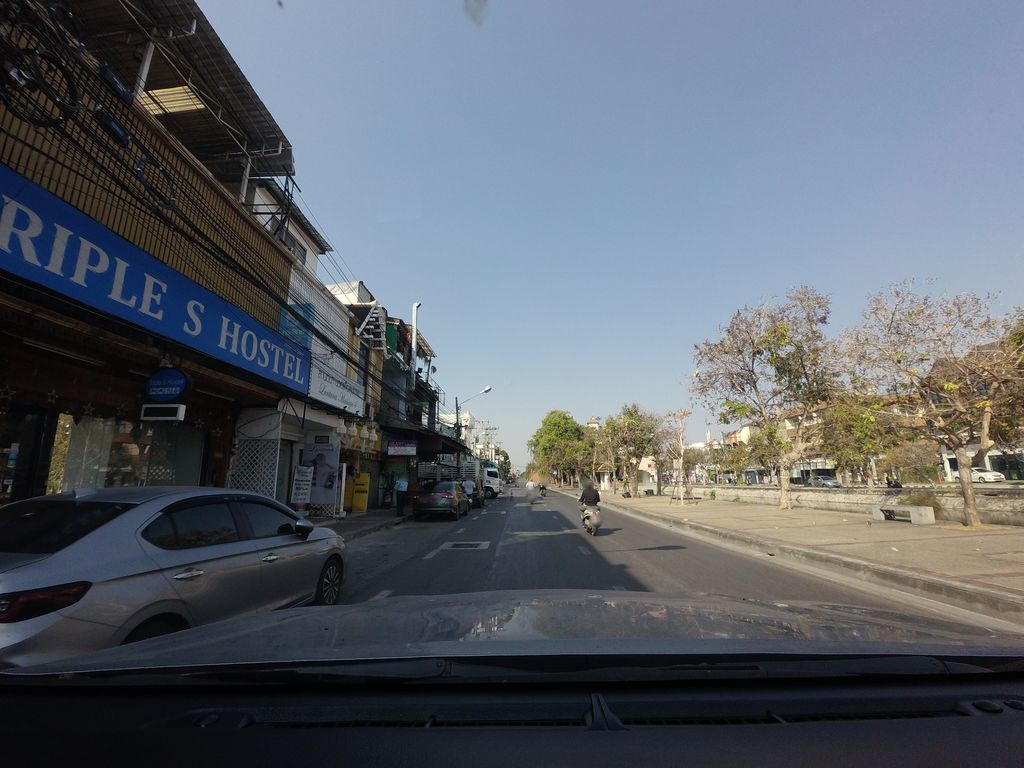 ภาพถนนตรงที่ Triple S Hostel ตั้งอยู่ ถ่ายโดย mishari พ.ศ. 2564 (2021) · A street-level view of where Triple S Hostel stands, by mishari in 2564 (2021)
