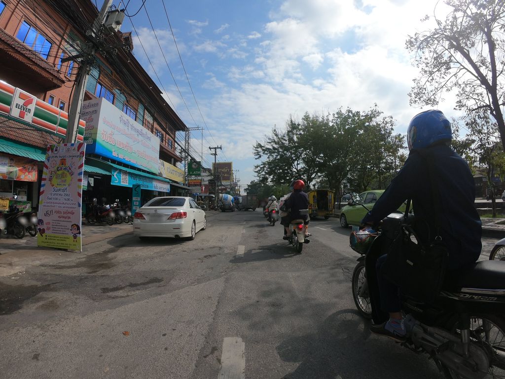 ภาพถนนตรงที่ ลาบไก่เมืองพันแหวน ตั้งอยู่ ถ่ายโดย chanuwath_grab พ.ศ. 2562 (2019) · A street-level view of where ลาบไก่เมืองพันแหวน · Lapkai Mueang Phanwaen stands, by chanuwath_grab in 2562 (2019)