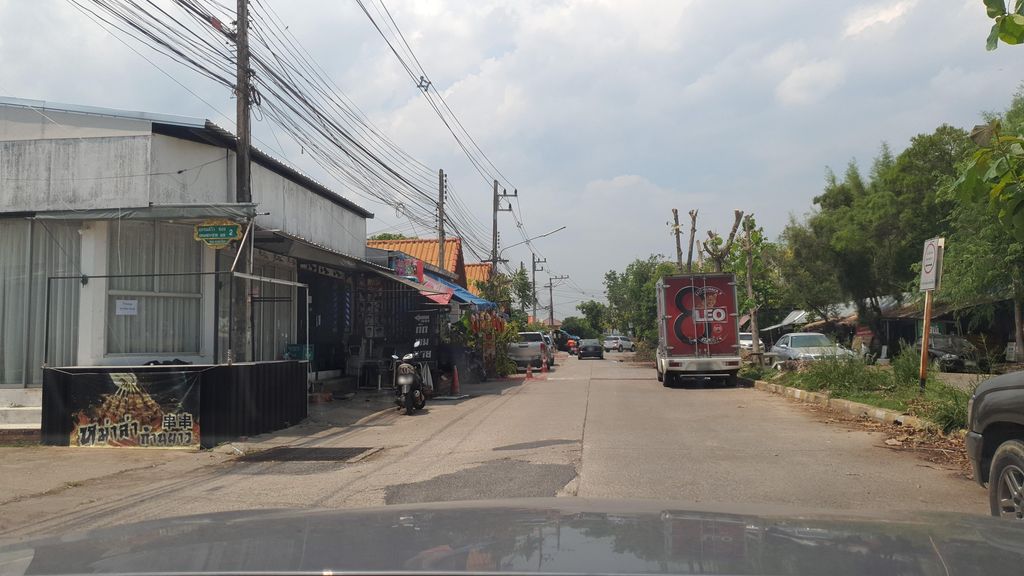 ภาพถนนตรงที่ McDamia Cafe ตั้งอยู่ ถ่ายโดย jrcarlsen พ.ศ. 2565 (2022) · A street-level view of where McDamia Cafe stands, by jrcarlsen in 2565 (2022)