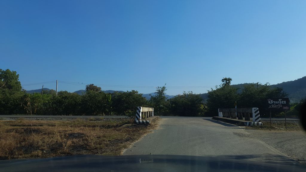 ภาพถนนตรงที่ บ้านสวนเอ็มบีน่า ตั้งอยู่ ถ่ายโดย jrcarlsen พ.ศ. 2562 (2019) · A street-level view of where บ้านสวนเอ็มบีน่า · Ban Suan Embi Na stands, by jrcarlsen in 2562 (2019)