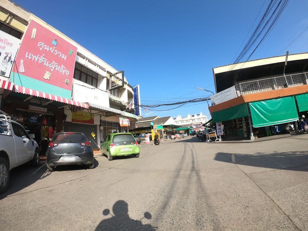ภาพถนนตรงที่ Yanisa Hair & Studio ตั้งอยู่ ถ่ายโดย chanuwath_grab พ.ศ. 2562 (2019) · A street-level view of where Yanisa Hair & Studio stands, by chanuwath_grab in 2562 (2019)