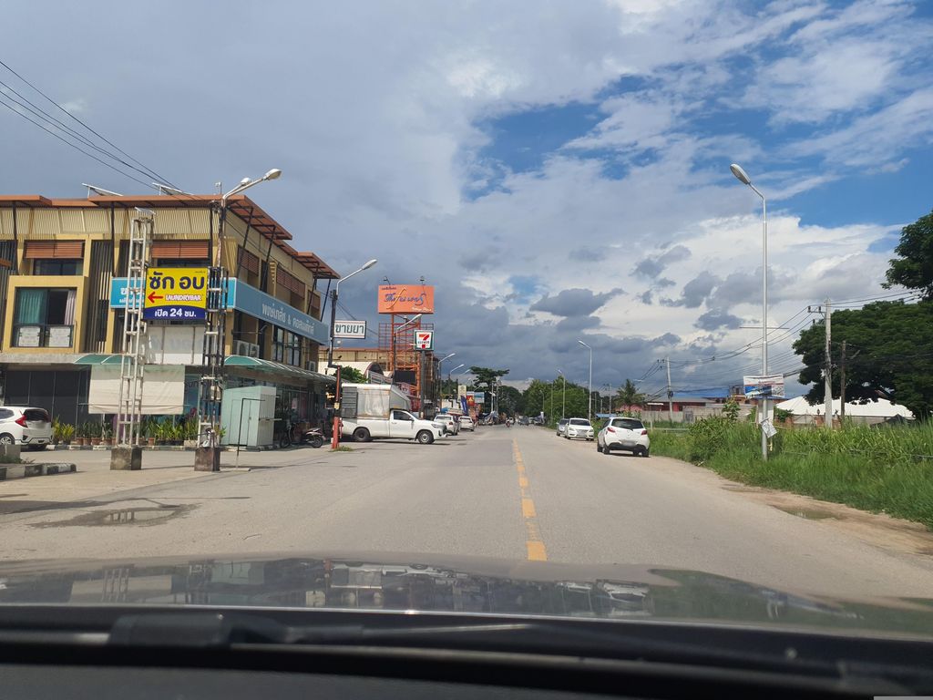ภาพถนนตรงที่ โรงเรียน มนัส เสริมสวย ตั้งอยู่ ถ่ายโดย jrcarlsen พ.ศ. 2566 (2023) · A street-level view of where โรงเรียน มนัส เสริมสวย · Manat Soemsuai School stands, by jrcarlsen in 2566 (2023)