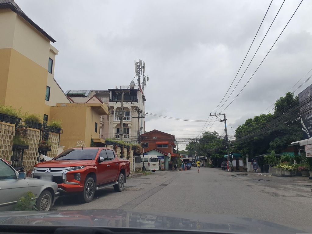 ภาพถนนตรงที่ ร้านช้างม่อยอีเล็คโทรนิค ตั้งอยู่ ถ่ายโดย jrcarlsen พ.ศ. 2566 (2023) · A street-level view of where ร้านช้างม่อยอีเล็คโทรนิค · Ran Changmoi Ileksonik stands, by jrcarlsen in 2566 (2023)