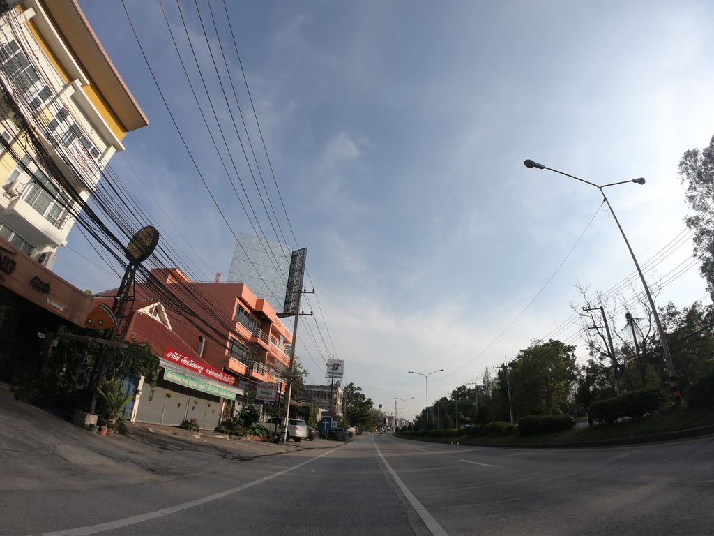 ภาพถนนตรงที่ ครัวฉลอง ตั้งอยู่ ถ่ายโดย chanuwath_grab พ.ศ. 2562 (2019) · A street-level view of where ครัวฉลอง · Khruatlong stands, by chanuwath_grab in 2562 (2019)