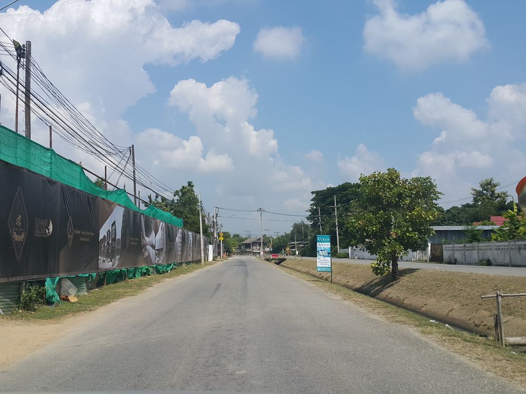 ภาพถนนตรงที่ มาหาลาภ Mahalap ตั้งอยู่ ถ่ายโดย jrcarlsen พ.ศ. 2558 (2015) · A street-level view of where มาหาลาภ Mahalap stands, by jrcarlsen in 2558 (2015)