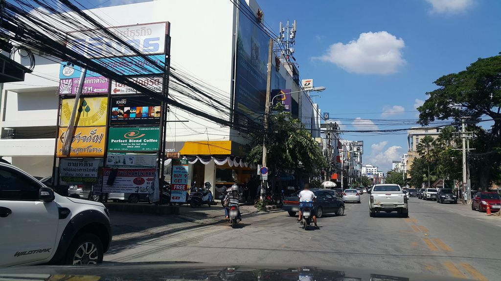 ภาพถนนตรงที่ 65 Hairstudio ตั้งอยู่ ถ่ายโดย jrcarlsen พ.ศ. 2559 (2016) · A street-level view of where 65 Hairstudio stands, by jrcarlsen in 2559 (2016)
