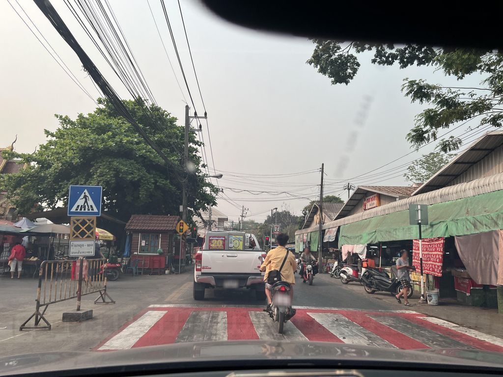 ภาพถนนตรงที่ NP Nail & Beauty Salon ตั้งอยู่ ถ่ายโดย lin_wang พ.ศ. 2567 (2024) · A street-level view of where NP Nail & Beauty Salon stands, by lin_wang in 2567 (2024)