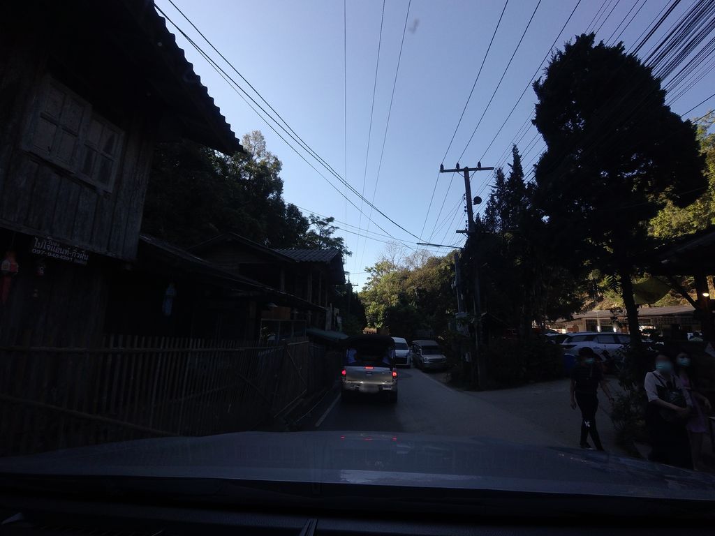 ภาพถนนตรงที่ ร้าน กิ๋นเตี๋ยว J & B ตั้งอยู่ ถ่ายโดย mishari พ.ศ. 2563 (2020) · A street-level view of where ร้าน กิ๋นเตี๋ยว J & B · Ran Kintiao J & B stands, by mishari in 2563 (2020)