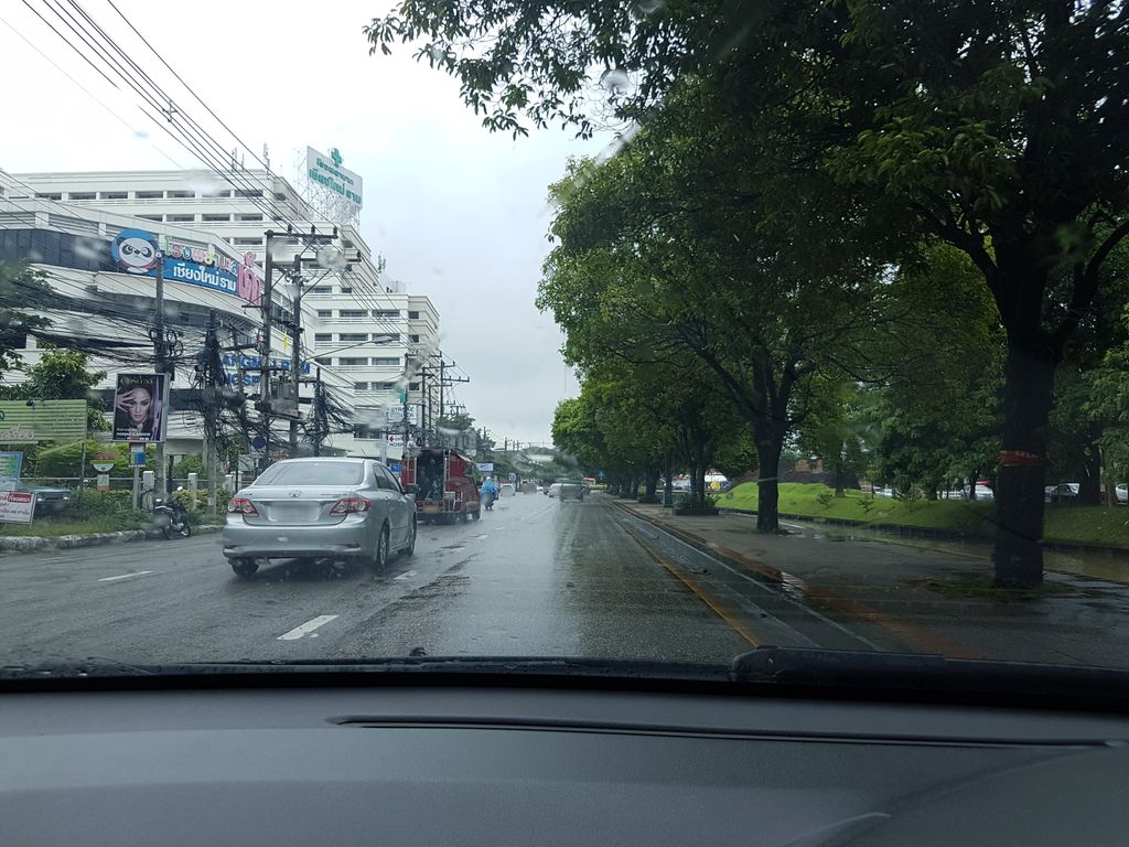 ภาพถนนตรงที่ Villa Alanna ตั้งอยู่ ถ่ายโดย ekkarin พ.ศ. 2561 (2018) · A street-level view of where Villa Alanna stands, by ekkarin in 2561 (2018)
