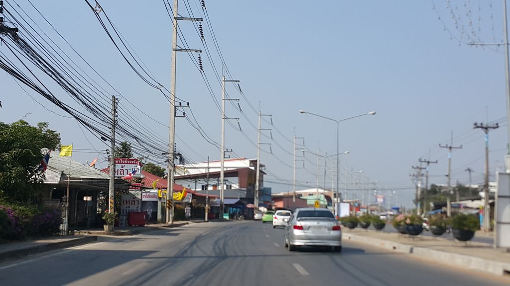 ภาพถนนตรงที่ ร้านเกียรติเซอร์วิส ตั้งอยู่ ถ่ายโดย jrcarlsen พ.ศ. 2558 (2015) · A street-level view of where ร้านเกียรติเซอร์วิส · Ran Kianti Service stands, by jrcarlsen in 2558 (2015)