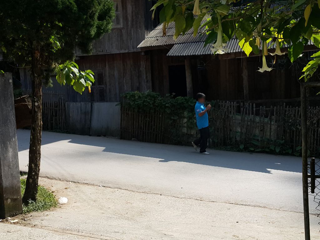 ภาพถนนตรงที่ ร้านค้าชุมชน บ้านแม่กำปอง ตั้งอยู่ ถ่ายโดย jrcarlsen พ.ศ. 2558 (2015) · A street-level view of where ร้านค้าชุมชน บ้านแม่กำปอง · Ran Kha Chumchon Ban Mae Kam Pong stands, by jrcarlsen in 2558 (2015)