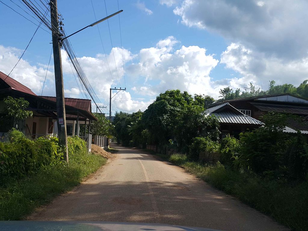 ภาพถนนตรงที่ ไร่ฮักดอย ตั้งอยู่ ถ่ายโดย jrcarlsen พ.ศ. 2558 (2015) · A street-level view of where ไร่ฮักดอย · Raihakdoi stands, by jrcarlsen in 2558 (2015)