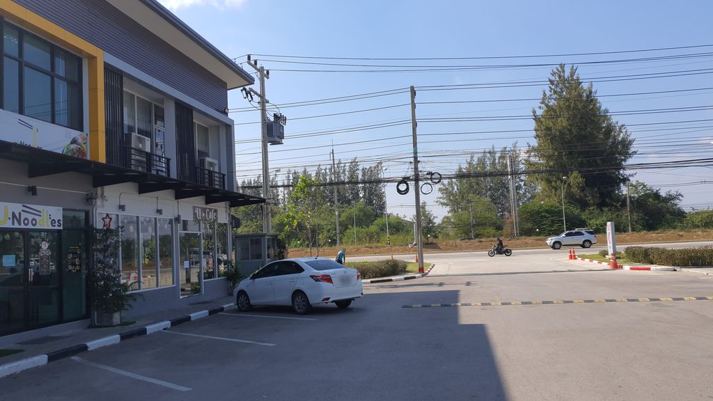 ภาพถนนตรงที่ CEC @UNITY ตั้งอยู่ ถ่ายโดย jrcarlsen พ.ศ. 2564 (2021) · A street-level view of where CEC @UNITY stands, by jrcarlsen in 2564 (2021)